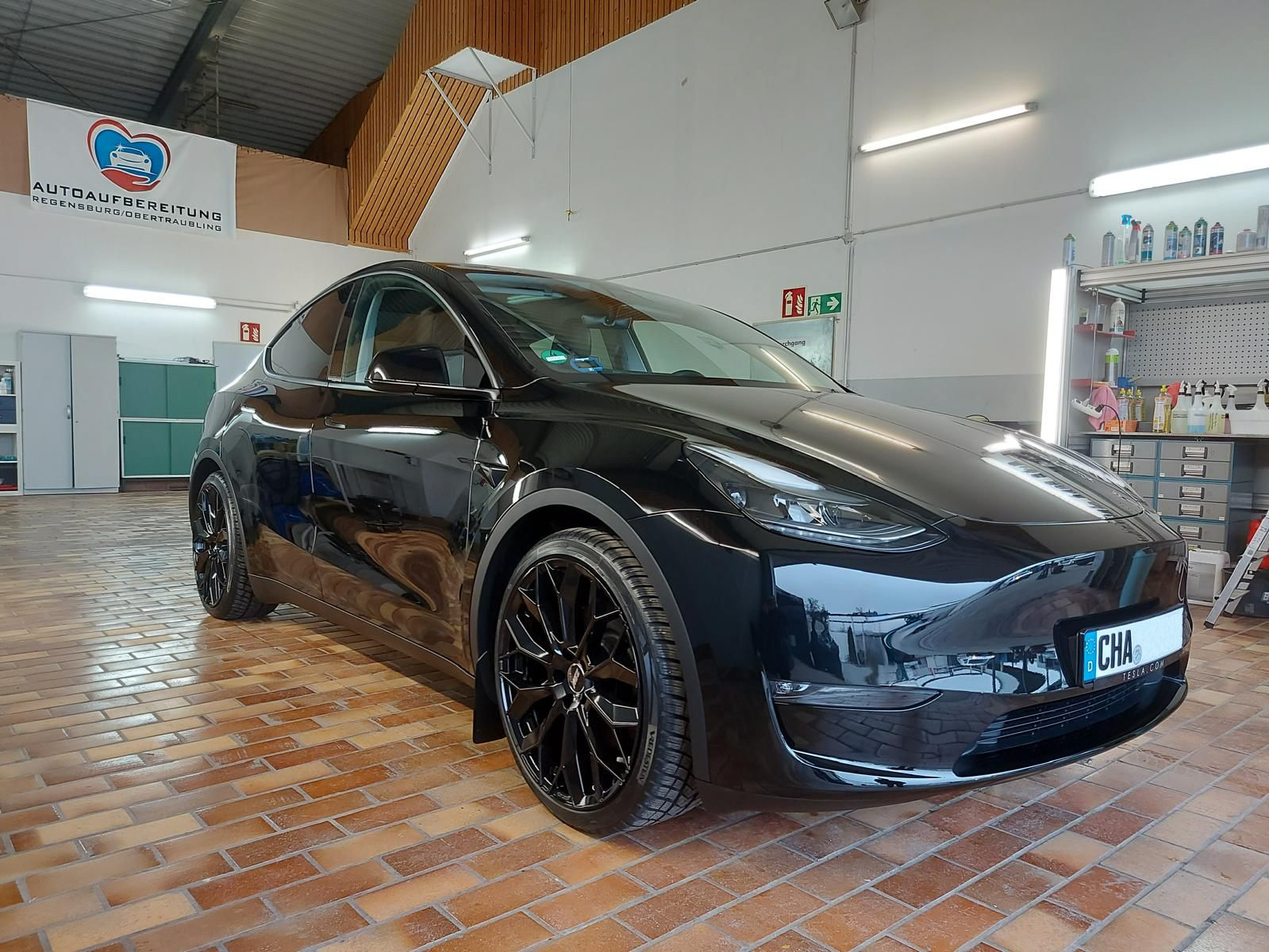 Tesla Model Y blau – Aufbereitung